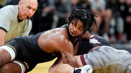 Iowa wrestling advances to National Duals Invitational semis, beats Illinois and Missouri