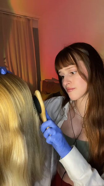 Entspannung durch ASMR: Haare kämmen lassen oder selber?