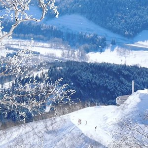 Start looking towards spring ski at Hoshino Resorts TOMAMU!⛷️ It is the perfect time to enjoy the slopes along with the wonderful Hokkaido spring weather - late February to early April are the time to come! 🏂❄️ For more information on skiing and snowboarding with us, please visit our wesbite: https://www.snowtomamu.jp/winter/en/ski/ | Hoshino Resorts Tomamu, Japan