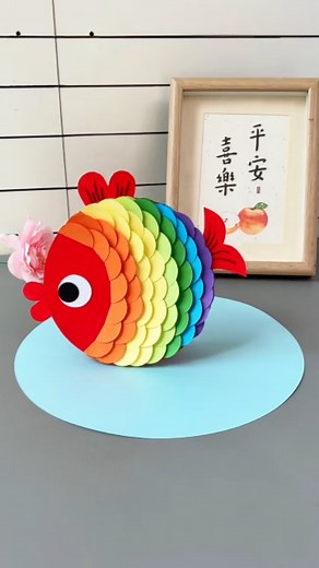 The rainbow swinging fish can be made by cutting circles. It is simple and fun. Let's make it with your children! #viralreels #reelsinstagram #instagrowth #igreach #explore #diy #diycrafts #diyhomedecor #handmadediy #fish #rainbowfish | Paper Art Creation