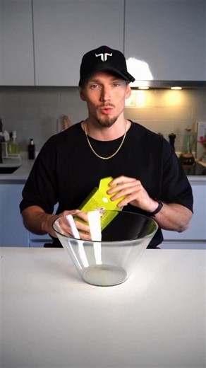 Benjamin Ahlblad | Ootko koskaan miettinyt paljonko suklaata sun pitäisi syödä, jotta kertyisi 1 kilo rasvaa? SPOILER ALERT: Melko paljon… 🍫 | Instagram