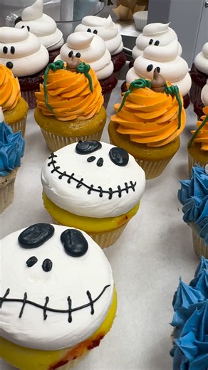 Halloween cupcakes available today and tomorrow while supplies last! | Cassie Cakes