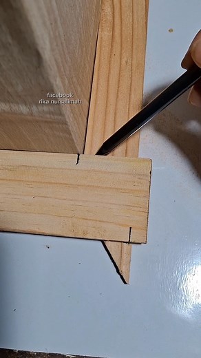 This carpenter's method of measuring the corner joints of the boards is very easy and practical #reels #tricks #diy #homedecor #woodendecor #woodworking #carpenter #fitting #ideas #craftshow | Rika Nursalimah