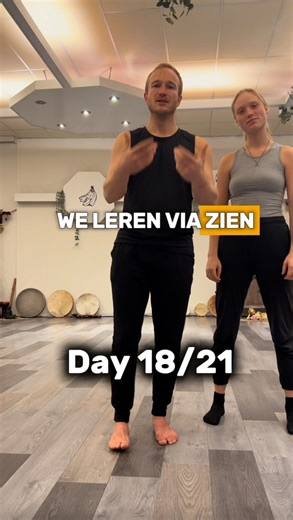 Arnout Gielen & Team on Instagram: "➡️ Day 18 — Spiegelen Mensen leren in grote mate door te kijken naar anderen. Van jongs af aan spiegelen we gedrag, houding, mimiek en beweging — vaak volledig onbewust. Daarom gaap je mee wanneer iemand anders gaapt. Daarom neem je automatisch de houding aan van iemand tegenover je. Dit gebeurt via wat in de neurowetenschap vaak spiegelmechanismen worden genoemd. Spiegelen is geen nadoen. Het is een biologisch systeem voor afstemming en verbinding. Wanneer je