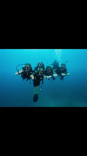 Family bubbles, family memories 🌊🤿 Nothing beats learning to dive together — even the Junior Open Water divers start strong 💙 #ChalokReefDivers #FamilyDiving #KohTao #JuniorOpenWater #scubalife