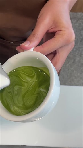 Swan Latte Art Tutorial for Coffee Enthusiasts