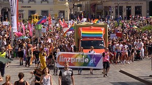 4.7K views · 48 reactions | Schrill, bunt und laut. So zogen am vergangenen Samstag die Menschen anlässlich des #linzpride durch die Linzer Innenstadt. Ein farbenfroher Umzug, der sich sehen lassen kann. | RTV Privatfernsehen | Facebook