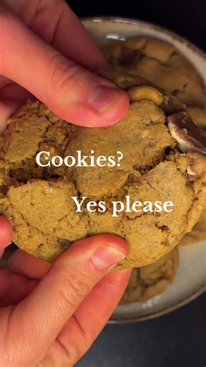 Verdens beste cookies??? Ingredienser \t•\t200 g brunt sukker \t•\t90 g sukker \t•\t80 g smør, smeltet og litt avkjølt \t•\t40 g peanøttsmør \t•\t1 egg, romtemperert \t•\t285 g hvetemel \t•\t20 g vaniljesukker \t•\t1 ts kanel \t•\t½ ts ingefær \t•\t1 ts natron \t•\t150–200 g Kinder Maxi, grovhakket \t•\t50–80 g salte peanøtter, grovhakket \t•\t1–3 ss melk (kun hvis deigen er tørr) Fremgangsmåte \t1.\tSmelt smøret og la det bli lunkent. \t2.\tRør sammen brunt sukker og sukker, og bland inn smør o