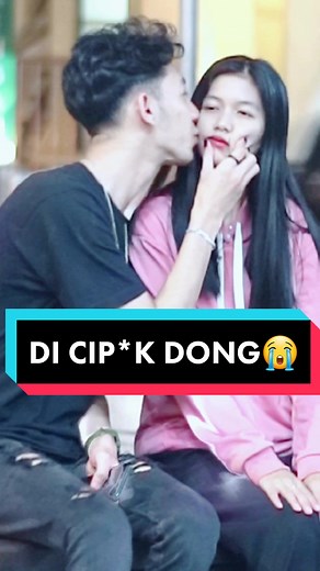 Membalas @atiecka.anastasya08 TOLONG AKU DI CIPOK...😭 #febbyprank #saltingincowok #prankkorea #drakor #prankluarnegeri #koreaprank #prankbaper #prankviral #pranklihatincowokgakdikenal #prankviraltiktok #jogja #prank #kissprank