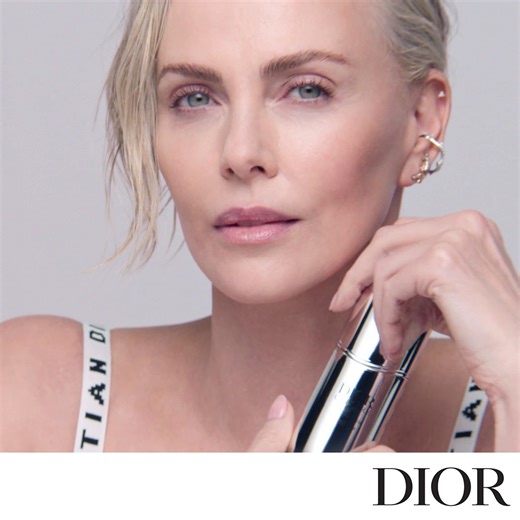 Descubra o Dior Capture Sérum e Creme, o novo protocolo especialista em correção de rugas e firmeza, infundido com a nova tecnologia [Tratamento OX-C] que ativa o oxigênio e amplifica o colágeno.* Em 7 dias, a pele fica 4X mais firme, 2X mais lisa.** #diorcapture * Teste in vitro do ingrediente. ** Avaliação clínica por um dermatologista - 34 mulheres - após o uso do sérum e creme. Comparação entre T0 e depois de T7. | Dior