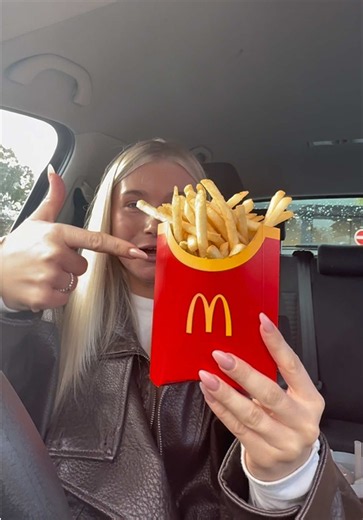Me complaining about maccies but going there at least once a week🙃🙃 #mcdonalds #lunch #eatwithme #snackwrap #maccies