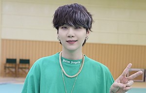 SUGA 為日本歌手 ØMI 製作新曲《YOU》，MV 公開