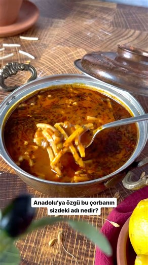 Emine Akgul on Instagram: "Tutmaç Çorbası (English 👇) Her yörede farklı bir isimle anılan, Anadolu’nun ortak hafızasına kazınmış bu nefis çorba tarifi ile geldim bugün🙂 Doyurucu, sade ve enfes 😋 Kış sofralarının vazgeçilmezi Tutmaç Çorbası 🍲 Malzemeler: • 1 – 1,5 su bardağı erişte • 1 su bardağı haşlanmış yeşil mercimek • 1 adet büyük boy rendelenmiş domates • 1 yemek kaşığı domates salçası • 1 yemek kaşığı biber salçası • 1 çay bardağı zeytinyağı • 1 yemek kaşığı kuru nane • 1 tatlı kaşığı