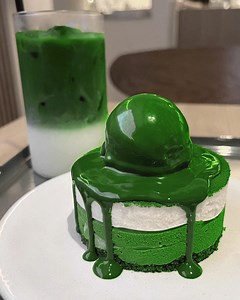 👋 Raise your hand if you’d love to treat yourself to this #Matcha #CheeseCake with Matcha #IceCream and #MatchaLatte! 🙏 Thanks to @ sono.matcha for sharing with us these delectable #MatchaCreations! If you have come across some amazing #MatchaCreations – we would 💚 to see them. Tag @Matchaeologist #MatchaCreation to keep us updated! 👉 bit.ly/matchaeologist | Matchæologist