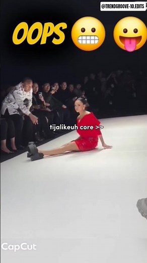 Funny 🤣 Model Fall on Ramp Walk 😱😂 | Catwalk Runway Oops Moment #shorts #walk #viral