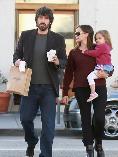 “Ben and Jen’s daughter? All grown up — and looks just like her.” 😮💫 Violet Affleck just made a rare appearance, and fans can’t believe the resemblance. The photo has everyone doing a double take — see it in the comments below 👇 | Interesting Stories