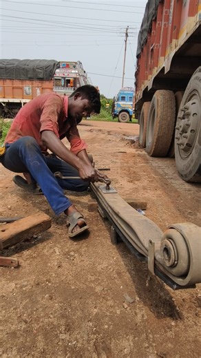 Santosh Patti Mistry on Instagram: "Broken Leaf Spring Replacement . . . . #auto #automotive #mechanical #leafspring #leafspringworking #video #mechanicguru #santoshpattimistry"