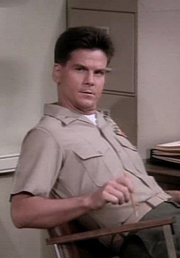 Major Dad S03:E01 - The Shut Down