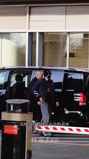 2.9K views · 168 reactions | *251123  #DylanWang leaving Beijing for Kunming to film the new iQiyi travel variety. XDHs cheering him on as usual, saying they truly adore him and wishing him well for the production of the new variety. 﫶 ©️ 莉亚Leah & 糖葫芦Q棣_Dylan #WangHeDi #DylanWang | DyShen And Asian Stars Update | Facebook