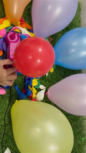 Colourful balloons popping! Electric balloon machine