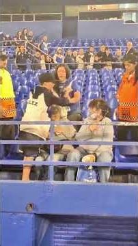 le quita camiseta a un niño
