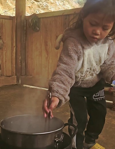 pity this two kids #poor #hardlife #hardworking | The Pombing Vide