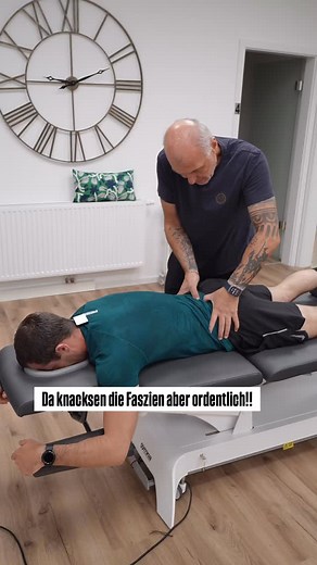 Faszien können im Rücken knacken, wenn verklebte Stellen sich lösen. 🔥 Diese Bindegewebsschichten halten Muskeln und Gelenke geschmeidig – verkleben sie, wird Bewegung schwerer und schmerzt. Das Knacken zeigt: Bewegung kommt zurück. Und genau darum geht’s! 💪 #physio #dachau #gesundheitszentrumdachau #gesundheit #gzd #gesund #schmerzfrei #schmerzfrei #faszien | GZD - Gesundheitszentrum Dachau