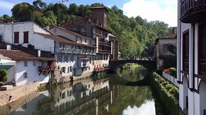 197K views · 2.3K reactions | La blogueuse Soline de Maman Veille a emmené sa petite famille passer une nuit dans la cabane perchée Andreinia au coeur du Pays basque ! Visite de Saint-Jean-Pied de Port, balade dans la forêt d'Iraty, poney, piscine et jacuzzi ... Par ici pour en savoir plus : https://goo.gl/bSXviu | Pays basque | Facebook