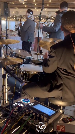 Locked in with the bass, behind the sax solo. Dropped a little polyrhythmic thing around 0:25 👀🔥 Cc: @ildrysdmusic - @josiahflukermcinnis - @csaintlouisbass - @rafaelsuncarmusic - @lord.mortis - @tyler.t.music . . . . . SETUP: Cymbals All MEINL. 15” Byzance Traditional Polyphonic Hats 6” Byzance Traditional Splash 19” Byzance Traditional Polyphonic Crash 12” Classics Custom Dark Trash Stack 22” Byzance Traditional Polyphonic Ride 20” Byzance Traditional Polyphonic Crash Drums Yamaha Tour Custo