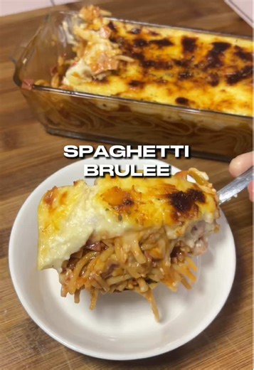 Penghabisan stok spaghetti dirumah dimasak jadi spaghetti brulee gini malah jd rebutan bun. Anakku bahkan sampai minta dibawain bekalnya ini terus. 🤭😁 Oh iya oven estetik yang aku pakai ini dari @mecoo.id #spaghetti #spaghettibrulee #spaghettibolognese #masakanrumahan #resepmudah