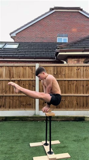 Flexibility Poses and Handstand Balance Tips for Calisthenics