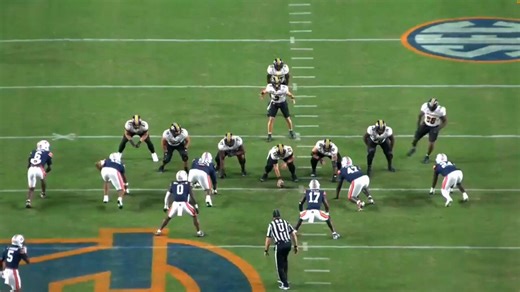 Keyron Crawford has work to do to be a plus-run defender, but I like how he takes the fight to the LT to set the edge and make the tackle on this rep#Raiders