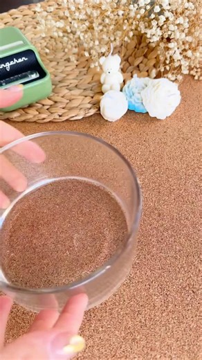 🕯️✨ ¿Te gustaría aprender a hacer velas artesanales desde cero… y que te queden PERFECTAS? ✨🕯️ En mi curso te enseño paso a paso, incluso si nunca hiciste una vela en tu vida: 🔥 Desde lo más básico: • Qué es el cilio, qué tipos de ceras existen y cuál te conviene. • Materiales, herramientas y recipientes (para que compres lo justo). • Temperaturas, tiempos y trucos para evitar túneles, burbujas y manchas. • Cómo elegir fragancias, colores y diseños que realmente enamoren. • Cómo lograr una ve