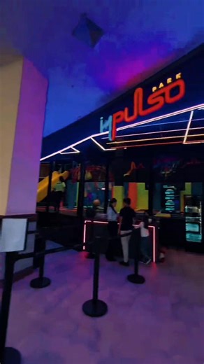 Chegou na Mooca o Impulso Park e e se você ainda não foi conhecer, não perca essa oportunidade. 💙💛💖 Um parque com atividades em trampolins, em um espaço lindo, todo neon e totalmente diferente, onde a diversão salta do chão e as risadas ecoam no ar. Eles estão localizados no Mooca Plaza Shopping bem ao lado da Companhia Athletica. A idade mínima para subir nos trampolins é de 2 anos e os valores promocionais de inauguração partem de R$ 50. Prepare-se para viver momentos em família, celebrar c