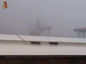 60K views · 488 reactions | Genova, nelle immagini della Polizia di Stato il drammatico momento del crollo del Ponte Morandi. "Ci sono decine di morti", dice il responsabile del 118. Notizia in aggiornamento su Rainews.it → bit.ly/2MdVlf1 | RaiNews | Facebook