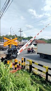 Lalu Lintas Ramai Saat Palang Turun / Busy TRaffic as Gate Closes #shorts #railwaycrossing