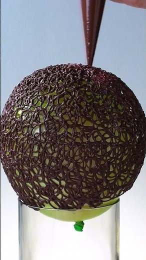 This balloon hack makes chocolate domes look easy! 🍫🎈