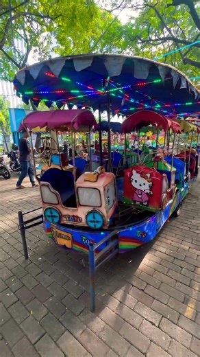 Naik kereta odong odong thomas Merah berjalan jalan #reels #fyp #kereta