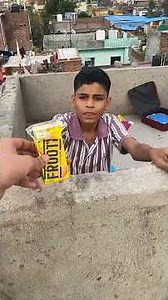 Chote ko frooti ke packet main waterbhar deya aur usse patang le li #kite#kiteflying #patang