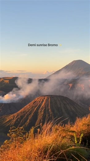 BROMOtour | Jeep Bromo Tumpang Malang on Instagram: "Demi sunrise Bromo #tripbromo #wisatabromo #bromo #bromotenggersemeru #bromomountain #gunungbromo #gunungbromo #explorebromo #opentrip"