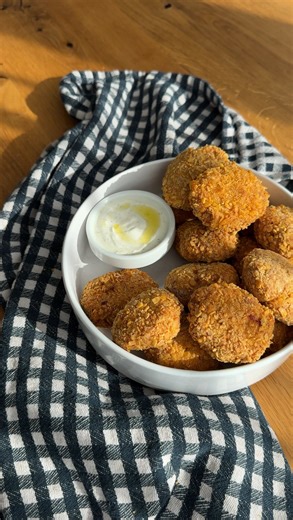 Andreea Dumitru on Instagram: "Nuggets de casa 🌽 Ai nevoie de: ▪️500g piept de pui ▪️150g fulgi de porumb ▪️60g pesmet ▪️3 ou (unul pentru compozitie, 2 pentru crusta) ▪️3-4 linguri faina ▪️1 lingurita boia afumata ▪️1 lingurita fulgi de usturoi ▪️1 lingurita sare ▪️1/2 lingurita piper Extra: putin ulei de masline Am inceput prin a marunti bine intr-un chopper fulgii de porumb. Apoi, in acelasi bol, am pus pieptul de pui, pesmetul, oul si condimentele si am mixat pana am obtinut o pasta. Cu o l