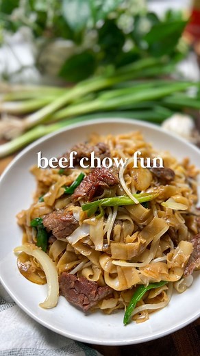 Susanna • smelly lunchbox on Instagram: "Beef chow fun takes me back to being a kid in SF Chinatown - we’d get a takeout order of this at the butcher shops or a cafe almost every weekend 😋 You’d be surprised to know that you can make this easily at home! 🍜 Noodles used here are wide, flat rice noodles. Ideally you can get them fresh at an Asian supermarket, but you can also sub with dried flat rice noodles - just make sure to cook them before stir frying! 🤔 Why cut the meat against the grain?