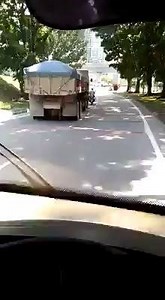 Kejadian tembak menembak tayar lori baru jadi sebentar tadi di Highway Grand Saga Batu 9,Cheras..dikatakan suspek lari dari tahanan roadblock..sumber video dari marhaen prihatin... | New Malaysian Post