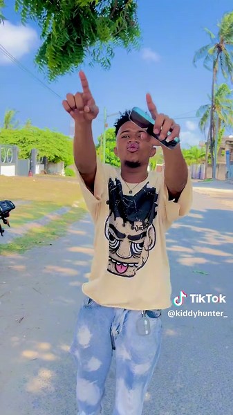 Dylan Mulvaney's Emotional Moment: A Hilarious Reaction