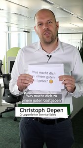 Die Geheimnisse der perfekten Gastgeber bei der Koelnmesse 😊 Was macht einen guten Gastgeber aus? Und wie leben unsere Kolleginnen und Kollegen Gastfreundschaft bei Koelnmesse? Das erfahrt ihr in unserer neuen Serie! Heute stellen wir euch Christoph Oepen aus dem Bereich Service Sales vor! Christoph sorgt dafür, dass unsere Aussteller alles bekommen, was sie für eine erfolgreiche Messe brauchen. Mit einem Portfolio von rund 40 Produkten und Dienstleistungen findet er genau die Lösungen, die zum