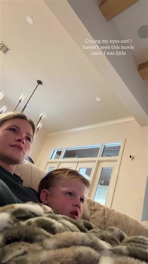 Crying my eyes out ! I haven't seen this movie since I was little 😭😭