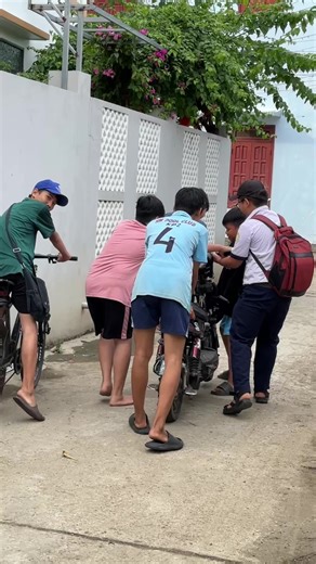 Đoàn kết là sức mạnh, 5hs cấp 2 rinh xe đạp điện bị đứt thắng 👏#hs #thcs