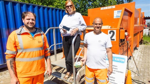 Colette legt gsm op doos oud papier en gooit alles in perscontainer: “Als bij wonder is hij er ongeschonden uitgekomen”