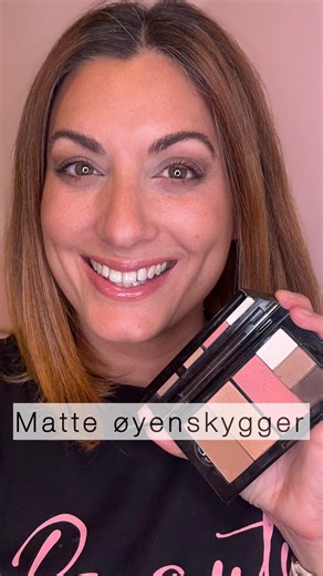 Jeg elsker en matt, nøytral øyenskyggelook! 🤎 Her bruker jeg Biscotti, Hazelnut og Espresso Chromafusion Eye Shadows fra @marykaynordic 💕 Kremet konsistens som er veldig lette å legge og blende, sitter som støpt og kler alle! Liker du best matte eller shimmerskygger? #øyenskygge #øyensminke #eyeshadow #eyemakeup #sminke #makeup #mymklife #grwm #lotd | Makeovers by Lynn