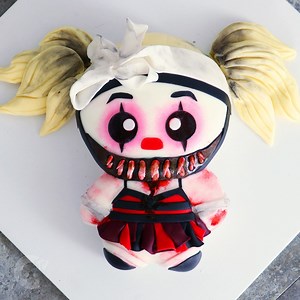 OMG this cake looks JUST LIKE ME!! 😍🎂 What do you think I taste like Giggles fam?? 🤔🤔 | Giggles the Clown